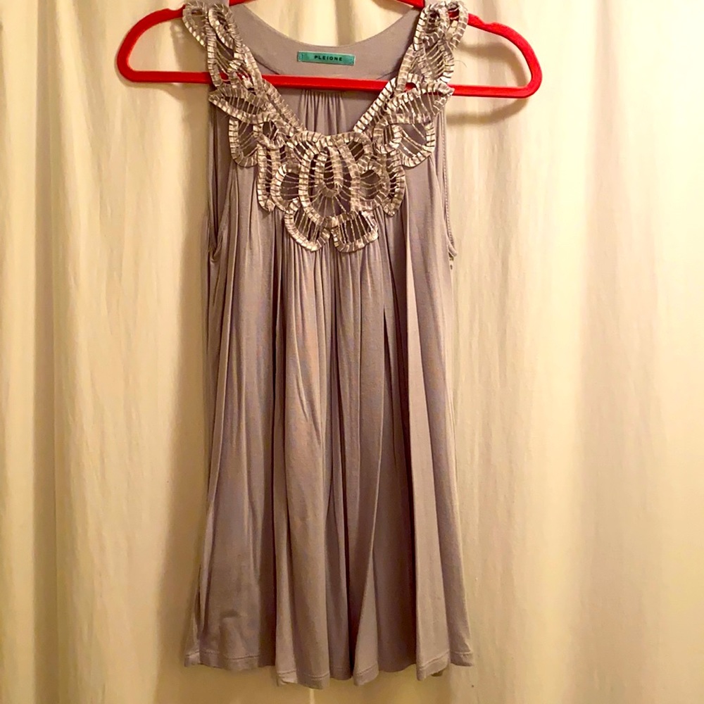 SizeSMALL sleeveless top light gray
